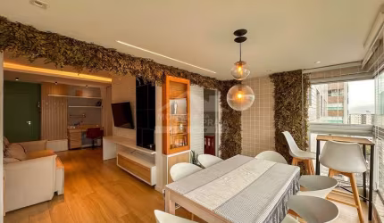 Apartamento MOBILIADO e DECORADO, 2 Dormitórios, Sacada, Só na Imobiliária em Praia Grande.