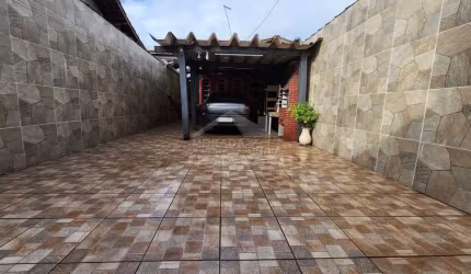 Casa Geminada na Mirim, 2 dormitórios, 4 vagas, churrasqueira, confira somente em Praia Grande.