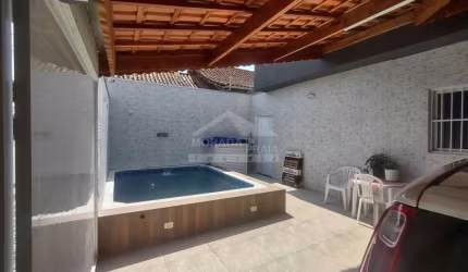 Casa com piscina aquecida e churrasqueira na Ocian, Praia Grande, SP.