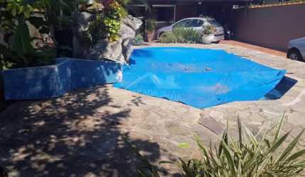 Casa ISOLADA no Forte, 3 dormitórios, piscina, quintal, confira na Imobiliária em Praia Grande.