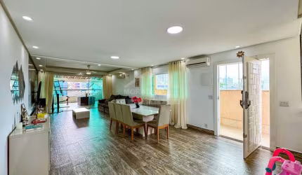 Sobrado no Boqueirão tanto RESIDENCIAL ou COMERCIAL 3 dormitórios, piscina, confira em Praia Grande.