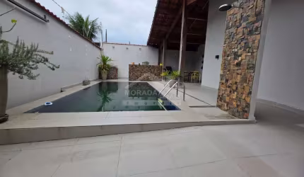 Casa ISOLADA e MARAVILHOSA no Forte, 6 dormitórios, piscina, edícula, confira em Praia Grande.