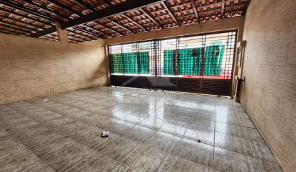 Sobrado MOBILIADO no Centro do Boqueirão, 3 dormitórios, quintal, confira em Praia Grande.