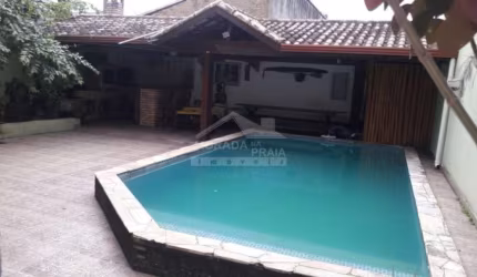 Sobrado SENSACIONAL no Canto do Forte, 3 suítes, piscina, confira na imobiliária em Praia Grande.
