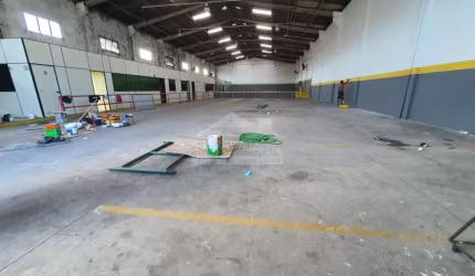 Galpão no Tude Bastos, 1.000 m², Confira na Imobiliária em Praia Grande.