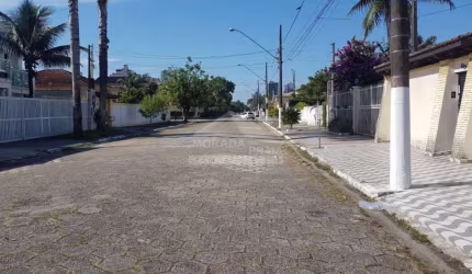 Casa ISOLADA no Canto do Forte, 3 dormitórios, piscina, churrasqueira, confira em Praia Grande.