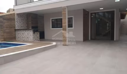 Sobrado ISOLADO de alto padrão no Flórida, 3 suítes, 4 vagas, piscina, confira em Praia Grande.