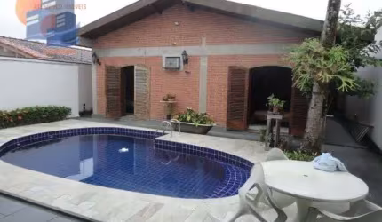 Casa Moderna Bem Localizada c/ Edícula e Piscina Enseada Guarujá