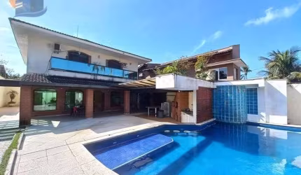 Casa Sobrado 04 Suítes, Quintal amplo com Piscina e churrasqueira!