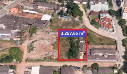 Lote/Terreno com 2 Residências à Venda com 3.257 m² - Praia da Enseada - Guarujá