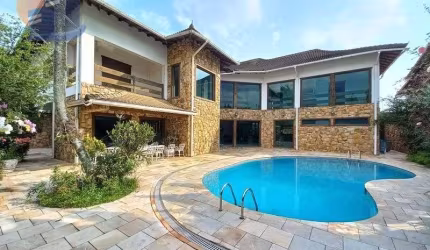 Apenas 100 metros na Praia da Enseada. Casa Residencial ou Comercial.