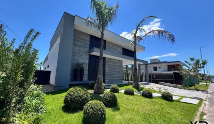 Casa na Pedra Branca com 3 quartos sendo 1 suíte, 3 banheiros e 2 vagas de garagem