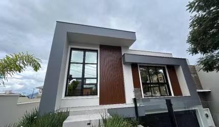 Casa na Pedra Branca com 4 quartos sendo 2 suítes, 3 banheiro e 2 vagas de garagem