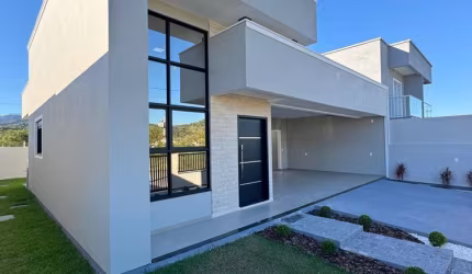 Casa no bairro Colônia Santana com 2 quartos sendo 1 suíte, 2 banheirois e 2 vagas de garagem