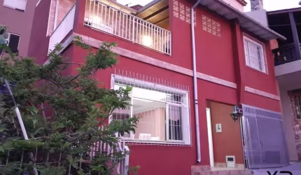Casa no bairro Agronômica com 3 quartos sendo 2 suítes, 3 banheiros e 2 vagas de garagem