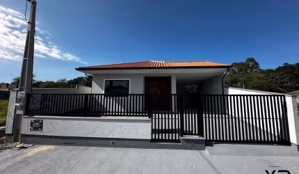 Casa a venda em Forquilhas contendo 3 quartos com 1 suíte, 2 banheiros e 2 vagas de garagem
