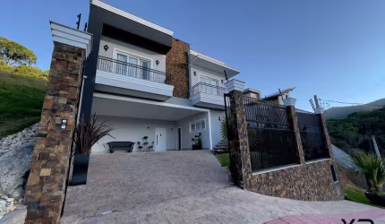 Casa na Pedra Branca com 4 suítes, 5 banheiros e 2 vagas de garagem