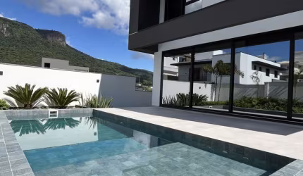 Casa no Reserva da Pedra com 3 quartos sendo 3 suítes, piscina e 2 vagas de garagem cobertas