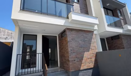 Casa a venda com 3 quartos sendo 1 suíte, 2 banheiros e 2 vagas de garagem.