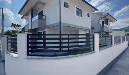 Casa a venda com 3 quartos sendo 1 suíte, 2 banheiros e 2 vagas de garagem.