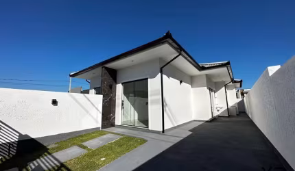 Casa a venda com 2 quartos sendo 1 suíte, 2 banheiros e 2 vagas de garagem.