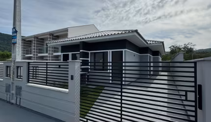 Casa a venda com 2 quartos sendo 1 suíte, 2 banheiros e 1 vaga de garagem.