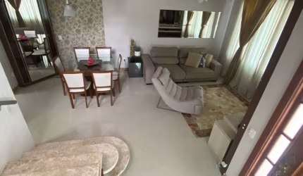 Casa a venda com 3 quartos sendo 1 suíte, 2 banheiros e 1 vaga de garagem.