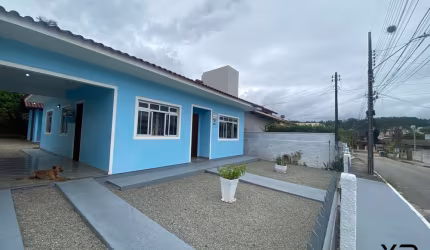 Casa a venda com  3 quartos sendo 1 suíte, 3 banheiros e 2 vagas de garagem.
