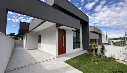 Casa a venda com 2 quartos sendo 1 suíte, 2 banheiros e 2 vagas de garagem.