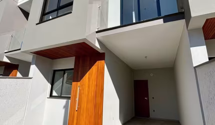 Sobrado com 3 quartos sendo 1 suíte, 3 banheiros e 1 vaga de garagem.