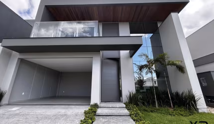 Casa a venda com 3 quartos sendo 3 suítes, 3 banheiros e 2 vagas de garagem.