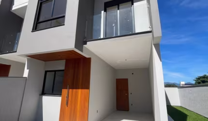 Casa a venda com 3 quartos sendo 1 suíte, 3 banheiros e 1 vaga de garagem.