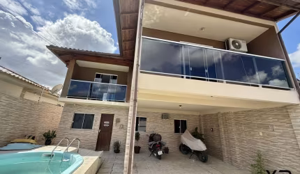 Casa a venda com 5 quartos sendo 2 suítes, 3 banheiros e 2 vagas de garagem.