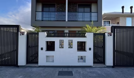 Casa a venda com 3 quartos sendo 1 suíte, 3 banheiros e 2 vagas de garagem.