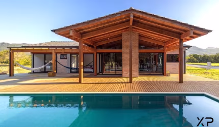 Casa a venda com 3 quartos sendo 2 suítes, 4 banheiros e 4 vagas de garagem.