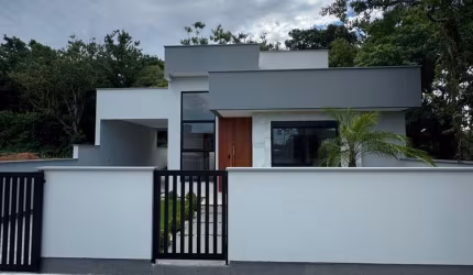 Casa a venda com 3 quartos sendo 1 suíte, 2 banheiros 2 vagas de garagem.