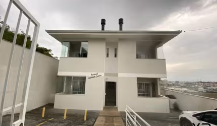 Sobrado a venda com 2 quartos sendo 1 suíte, 2 banheiro e 1 vaga de garagem.