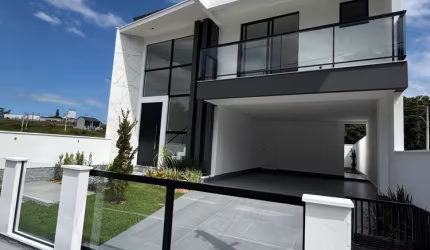 Casa em Forquilhas com 4 quartos sendo 1 suíte, 2 banheiros e 2 vagas de garagem