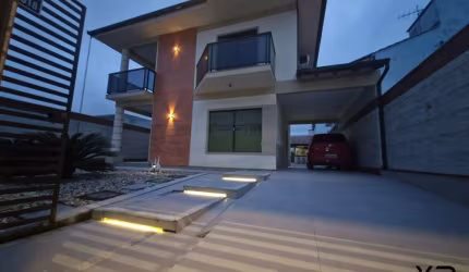 Casa a venda com 3 quartos sendo 1 suíte, 4 banheiros e 3 vagas de garagem