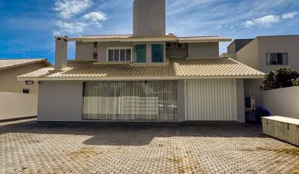 Casa na Praia da Pinheira com 5 quartos, 4 suítes, 5 banheiros e 2 vagas de garagem