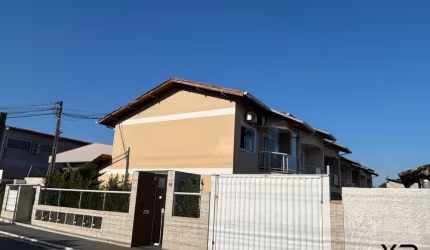 Sobrado a venda com 3 quartos, 2 banheiros e 1 vaga de garagem.
