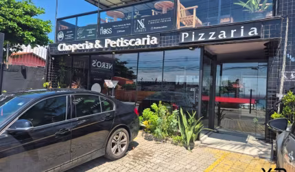 Sala comercial a venda com 2 banheiros e 4 vagas na frente do estabelecimento.