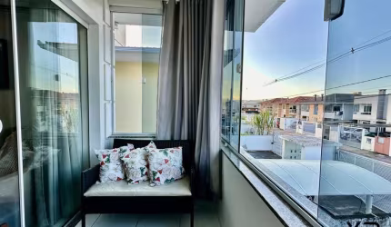 Apartamento a venda com 2 quartos sendo 1 suíte, 2 banheiros e 1 vaga de garagem.