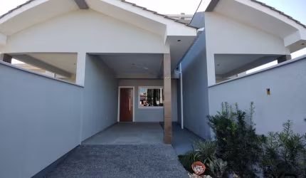 Casa a venda com 2 quartos, 2 banheiros e 1 vaga de garagem.