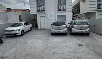 Apartamento a venda com 2 quartos sendo 1 suíte, 2 banheiros e 1 vaga de garagem.