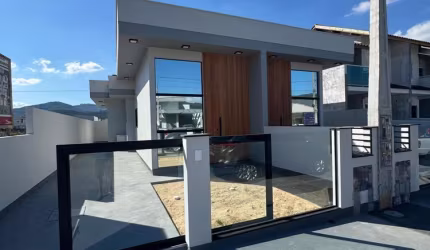 Casa a venda com 2 quartos sendo 1 suíte, 1 banheiro e 1 vaga de garagem.