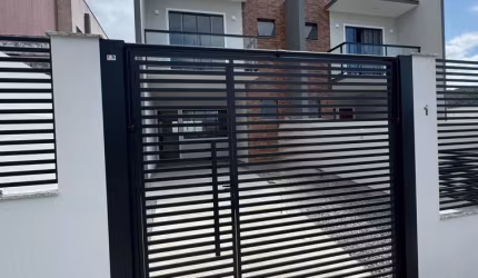 Casa a venda com 2 quartos sendo 2 suítes, 2 banheiros e 2 vagas de garagem.