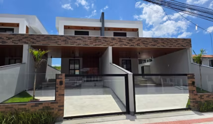 Sobrado no Passa Vinte com 3 quartos sendo 1 suíte, 2 banheiros e 2 vagas de garagem