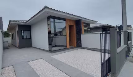 Casa no Nova Palhoça com 3 quartos sendo 1 suíte, 2 banheiros e 2 vagas de garagem