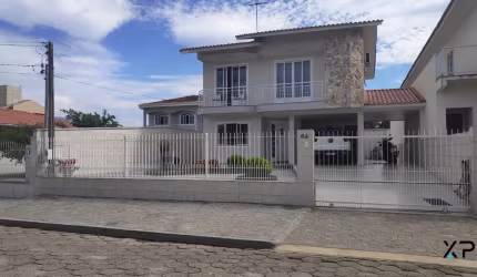 Casa no Cnetro com 3 quartos sendo 1 suíte, 3 banheiros e 2 vagas de garagem